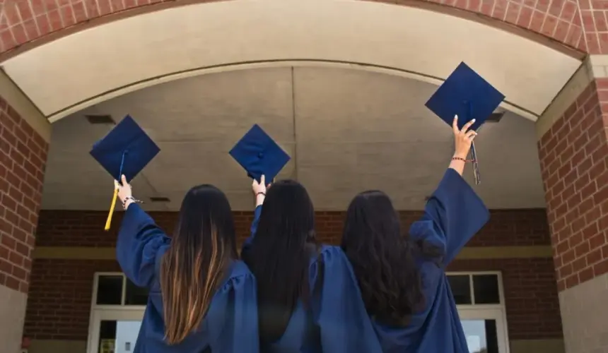 Frases para graduados de secundaria. Foto: Leon Wu