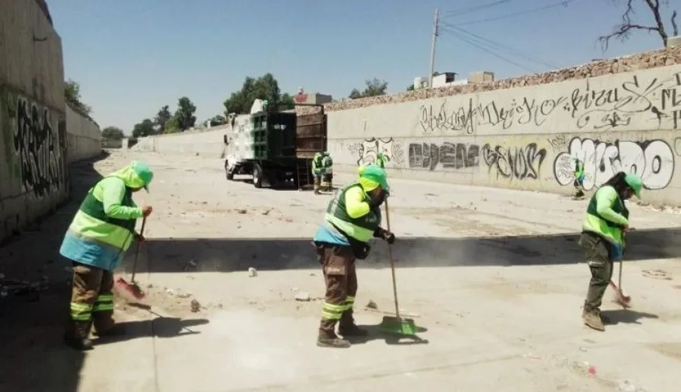 Limpian arroyos para prevenir inundaciones en León, Guanajuato