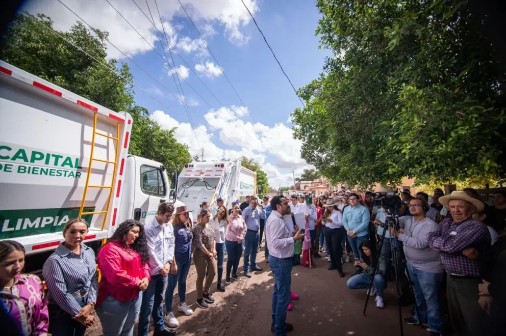 Entrega Ayuntamiento de Culiacán 2 camiones de basura en la sindicatura de Costa Rica. Foto: Cortesía