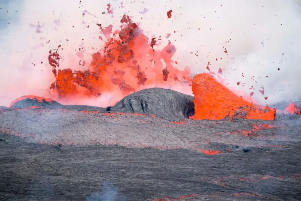 ¿Porque la lava no sale de las grietas profundas en el fondo del mar?