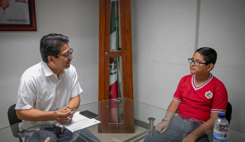 José Emiliano Cabrera Pérez, estudiante de sexto año del colegio Sor Juana Inés de la Cruz, visita al alcalde de Guasave, Martín Ahumada Quintero. Foto: Cortesía