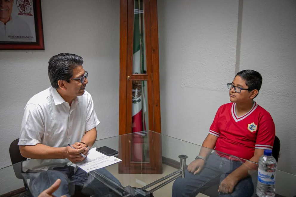 José Emiliano Cabrera Pérez, estudiante de sexto año del colegio Sor Juana Inés de la Cruz, visita al alcalde de Guasave, Martín Ahumada Quintero. Foto: Cortesía