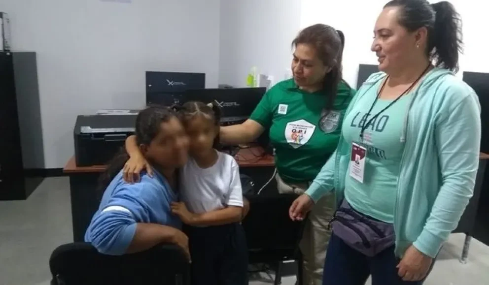 Madre inmigrante hondureña pierde a su hija y el INM logra reunirlas de nuevo.