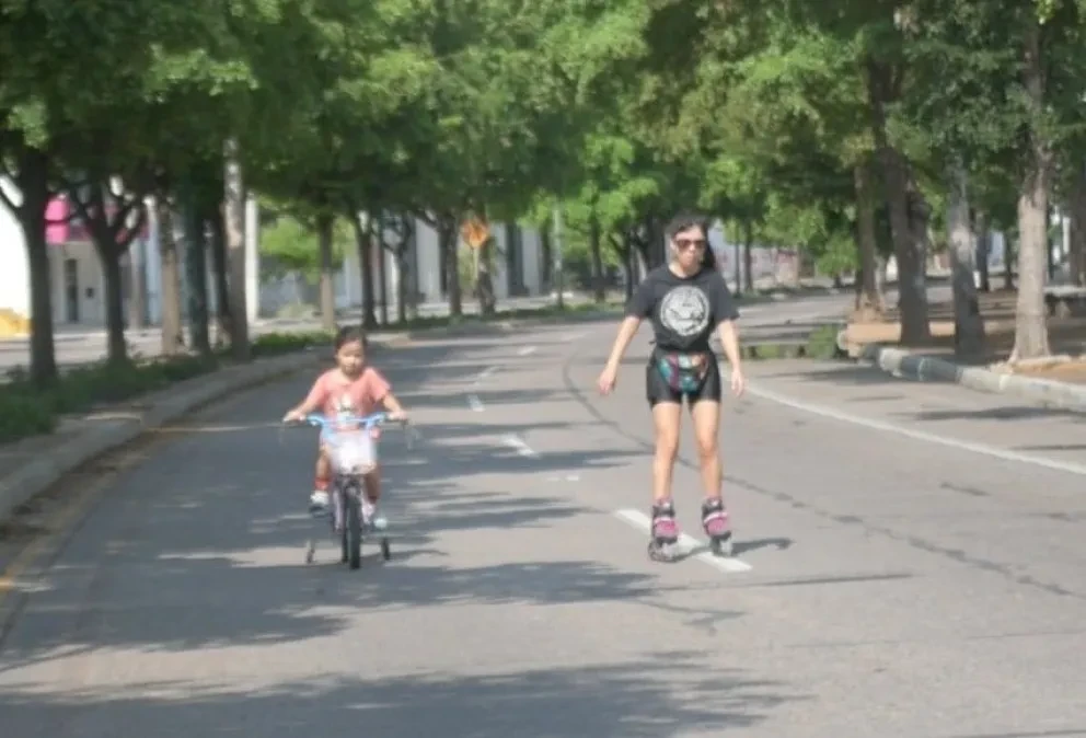 Los domingos son para disfrutar del malecón en bicicleta y en familia