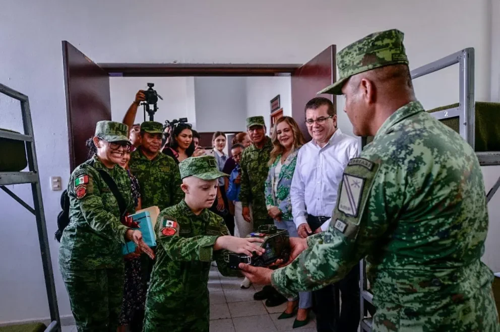 Bruno Israel se convierte en soldado por un día en Mazatlán. Foto: Cortesía