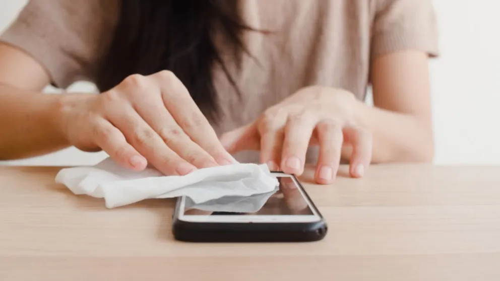 Cómo limpiar la cámara y la bocina del celular.