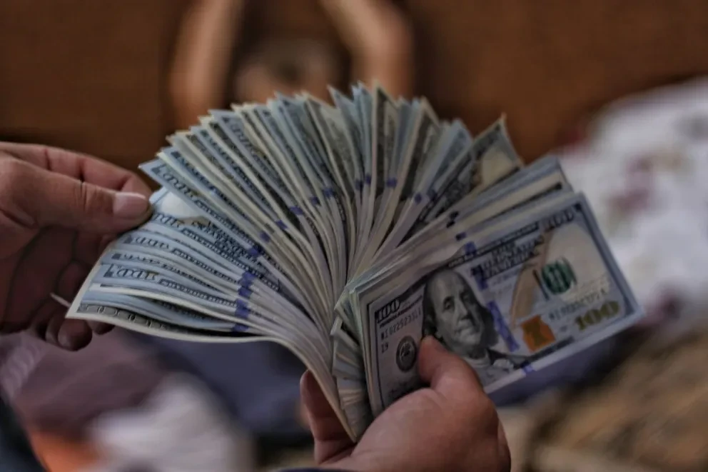 ¿Por qué está tan barato el dólar? Foto: Viacheslav Bublyk
