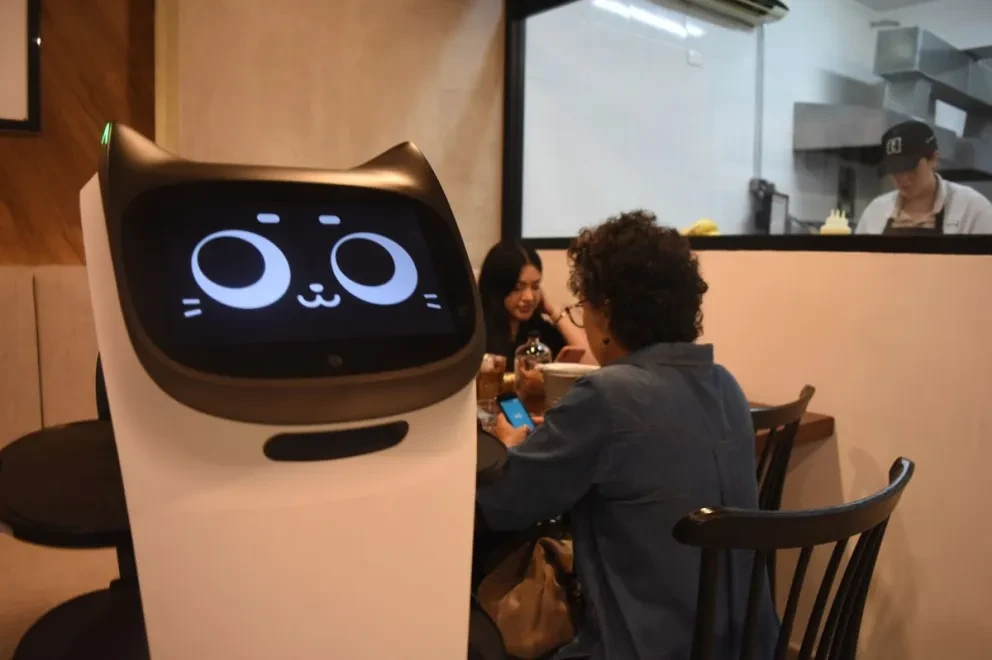 Si quieres ser atendido por Iza el primer robot mesero de Sinaloa, no dudes en acudir a La Compañía.