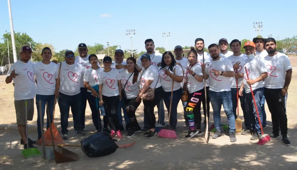 22 voluntarios de Compartamos Banco, unen esfuerzo para limpiar el área recreativa que se ubica en la colonia CNOP. Foto: Juan Madrigal