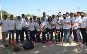 Jóvenes voluntarios limpian el campo deportivo de la colonia CNOP en Culiacán