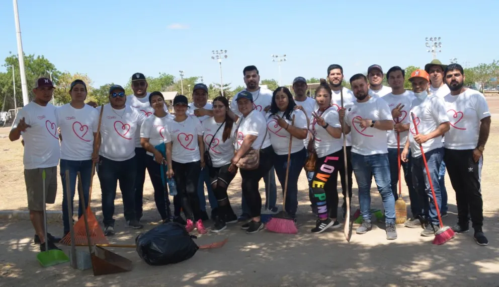 22 voluntarios de Compartamos Banco, unen esfuerzo para limpiar el área recreativa que se ubica en la colonia CNOP.  Foto: Juan Madrigal