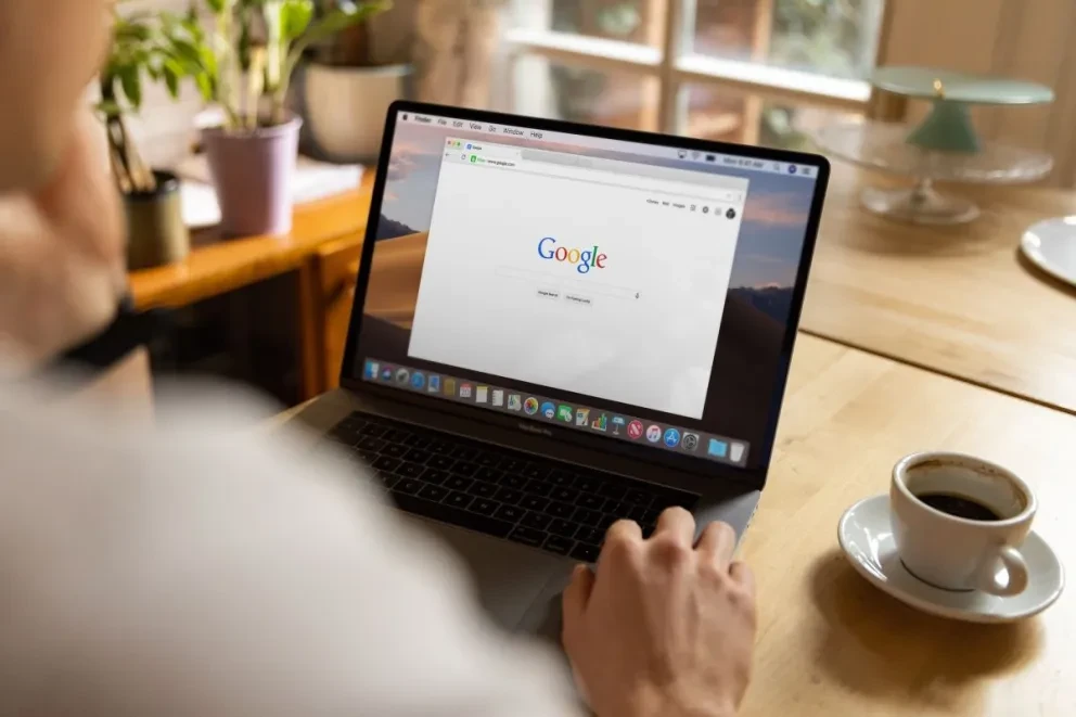 El poderoso Google tiene cursos y becas para que aprendas inteligencia artificial. Foto: Firmbee.com
