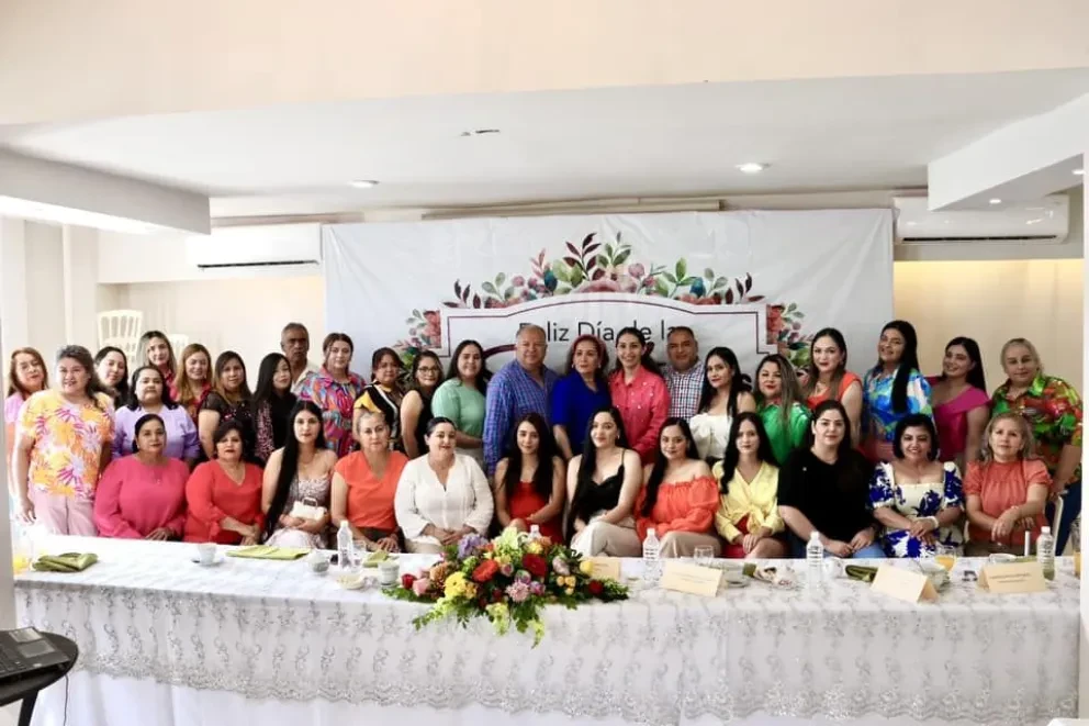 Festejo en el marco del Día de las Secretarías en el Ayuntamiento de Sinaloa municipio. Foto: Cortesía
