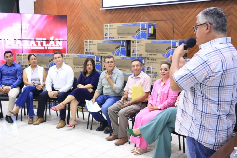 Entregan mini esplits a 6 escuelas del municipio de Mazatlán. Foto: Cortesía
