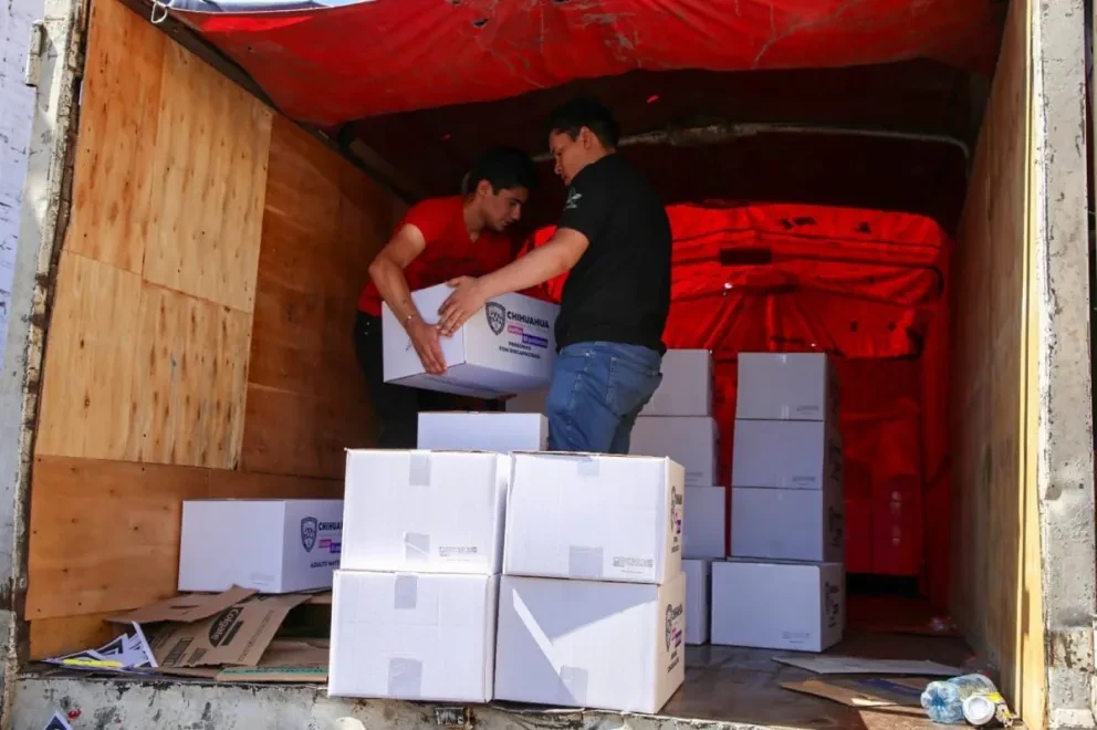 Entregan despensas a adultos mayores en Parral, Chihuahua. Foto: Cortesía