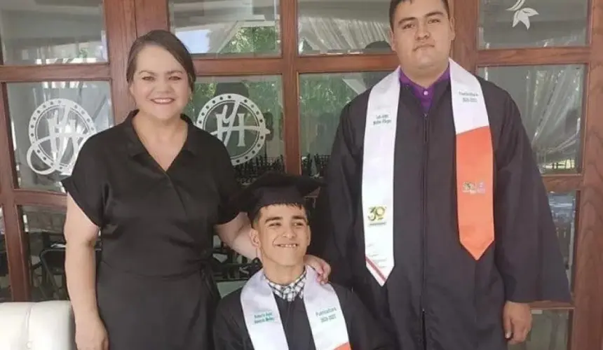 Roberto Valencia, con parálisis cerebral consigue gradurarse del CECyTECH. Foto: Cortesía