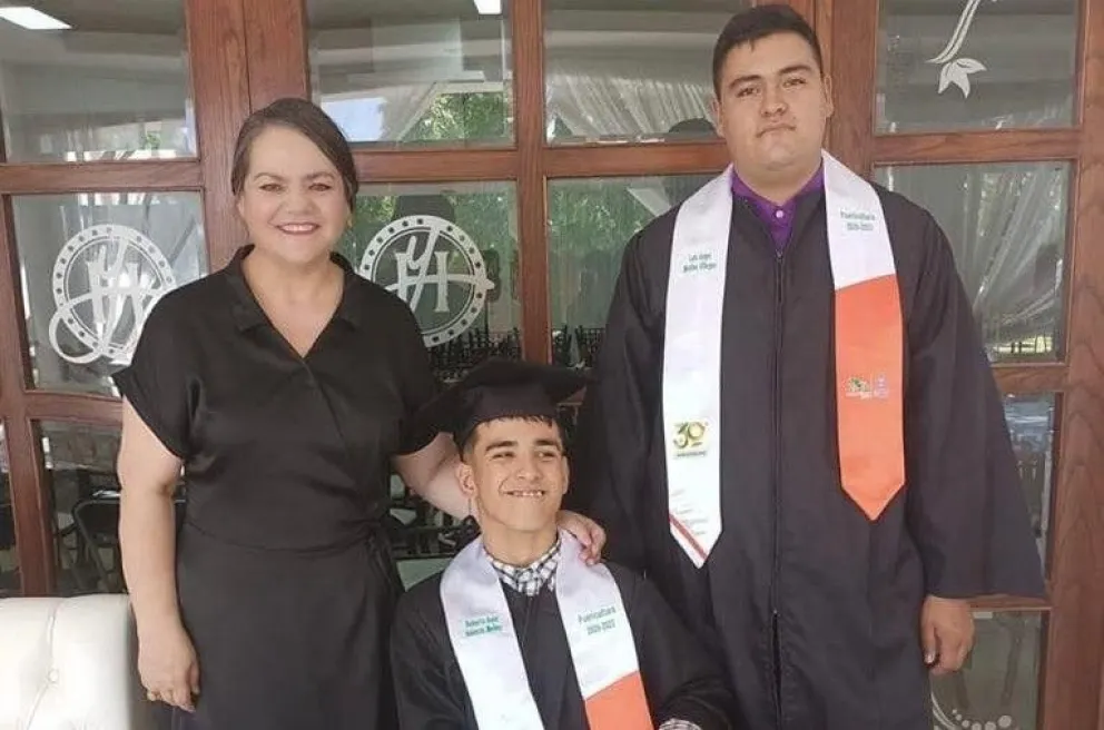 Roberto Valencia, con parálisis cerebral consigue gradurarse del CECyTECH. Foto: Cortesía