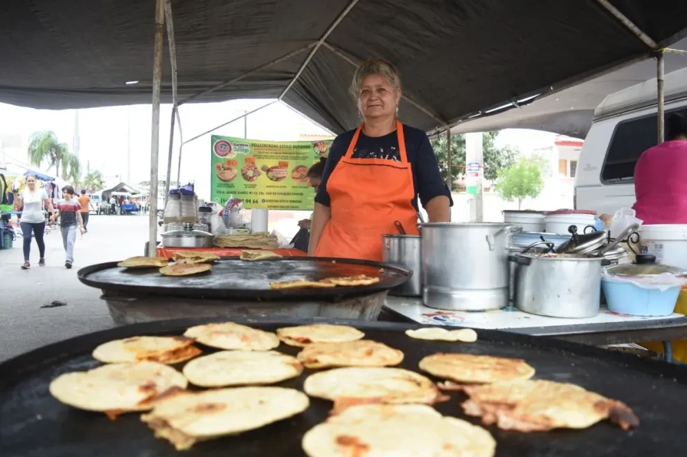 “Doña Mary” señala que algunas de las razones por la que sus clientes regresan es por el preparado al instante y buen sazón de sus productos. Además de la excelente atención. Foto: Lino Ceballos