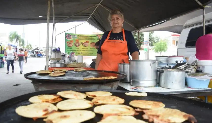 “Doña Mary” señala que algunas de las razones por la que sus clientes regresan es por el preparado al instante y buen sazón de sus productos. Además de la excelente atención.  Foto: Lino Ceballos