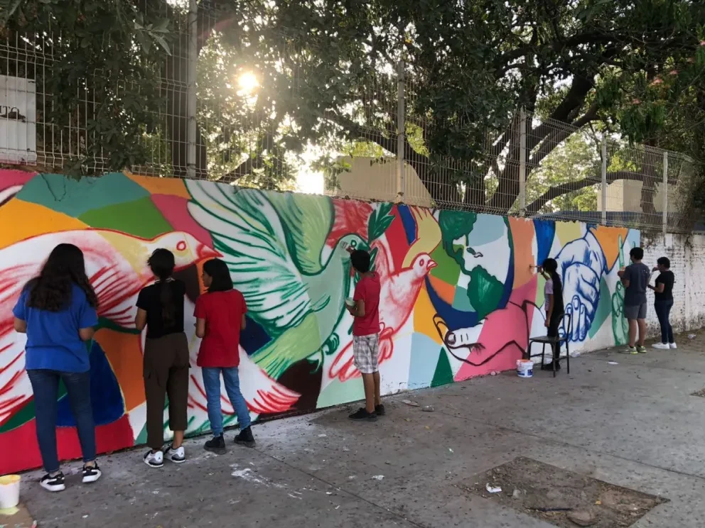 Adolescentes de Culiacán dejan legado con la creación de murales en sus escuelas