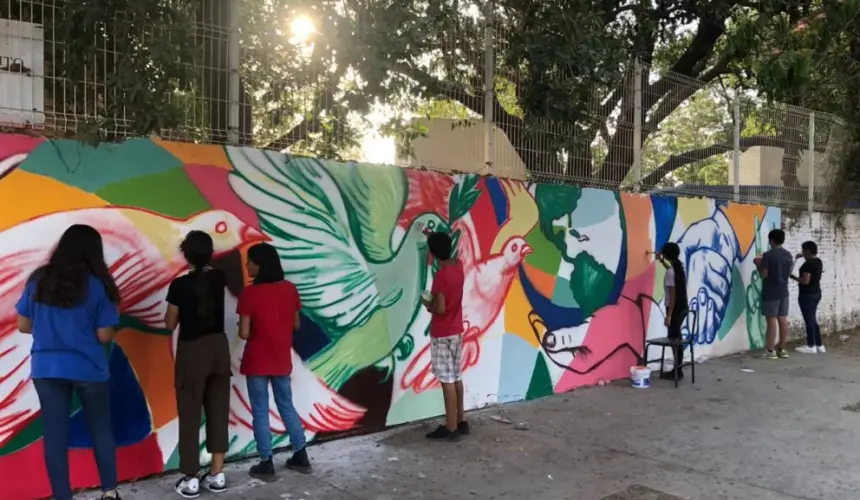 Adolescentes de Culiacán dejan legado con la creación de murales en sus escuelas