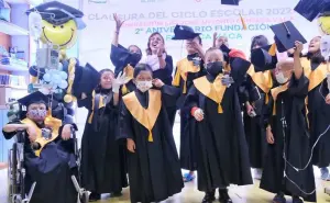 ¡Emotiva graduación! Aprendiendo en el Hospital niños y adolescentes de Jalisco terminan sus estudios