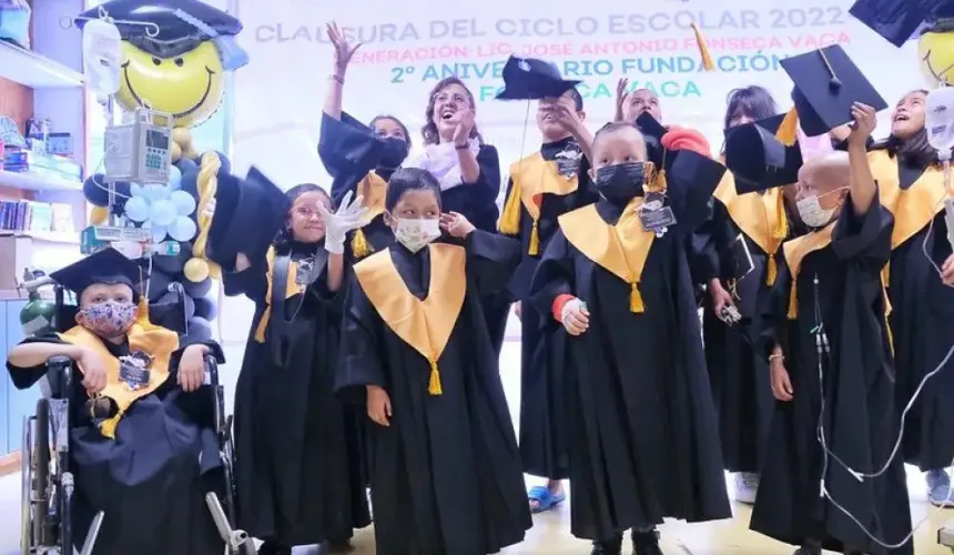 ¡Emotiva graduación! Aprendiendo en el Hospital niños y adolescentes  de Jalisco terminan sus estudios