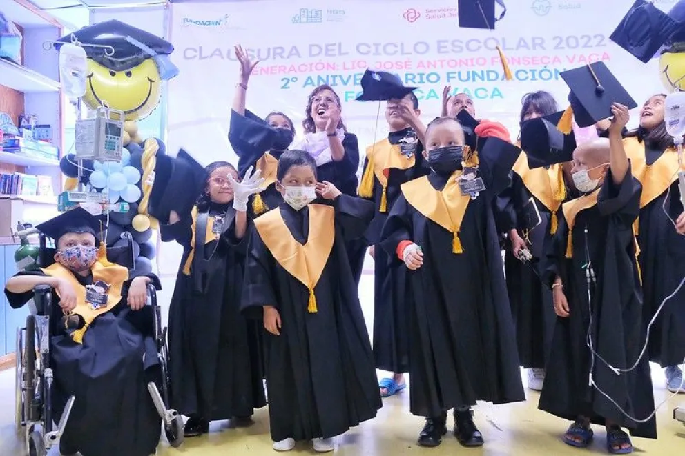 ¡Emotiva graduación! Aprendiendo en el Hospital niños y adolescentes  de Jalisco terminan sus estudios