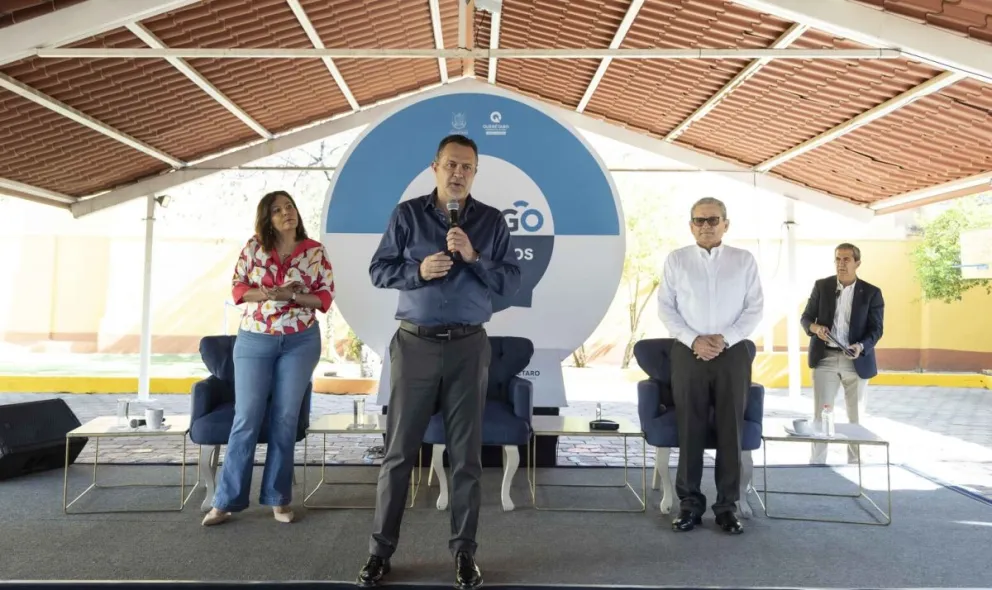 El gobernador de Querétaro, Mauricio Kuri González, anunció una inversión de 400 millones de pesos para la entrega de útiles y uniformes escolares. Foto: Cortesía