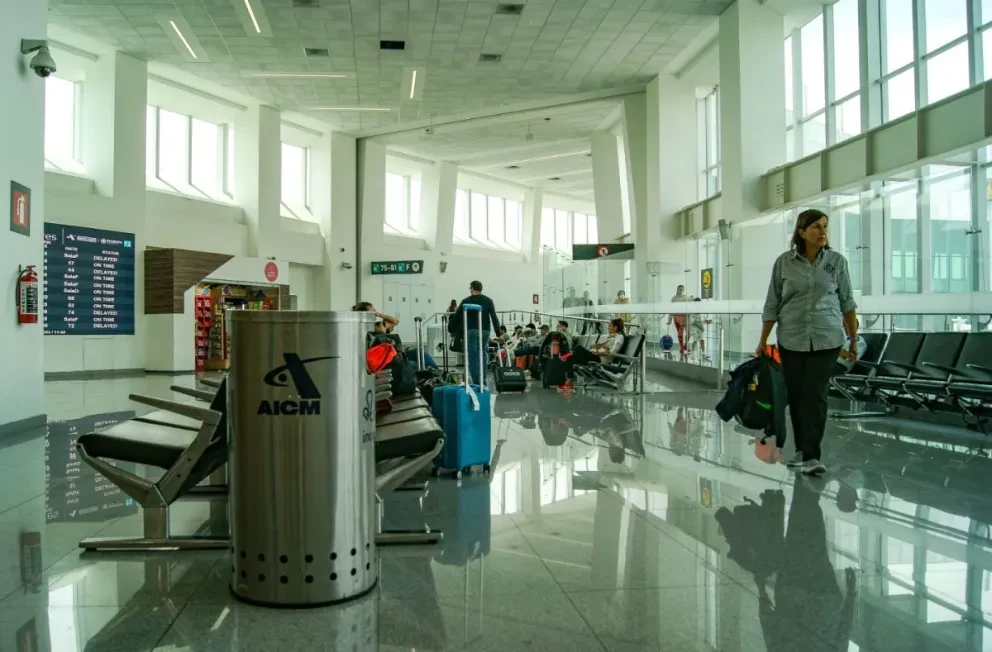 Personas en las instalaciones del Aeropuerto Internacional de la CDMX.