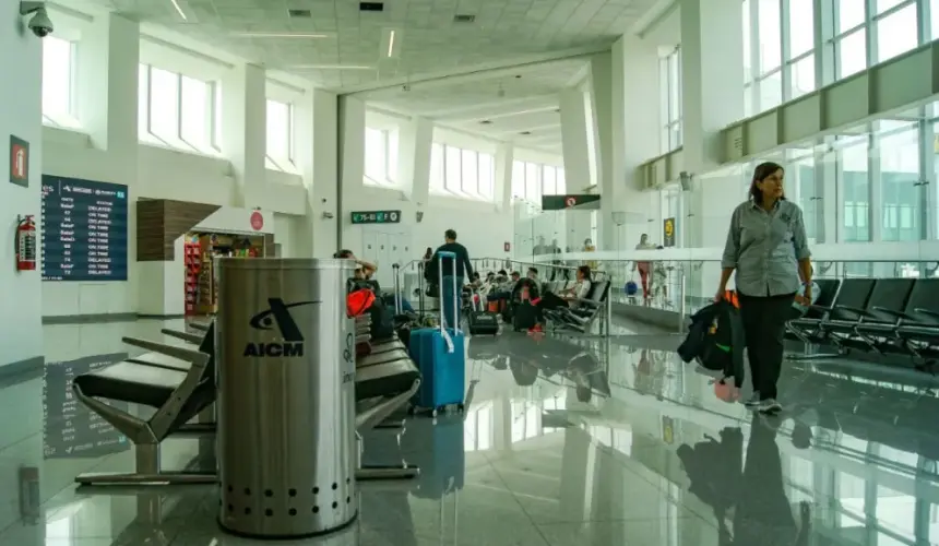 Personas en las instalaciones del Aeropuerto Internacional de la CDMX.