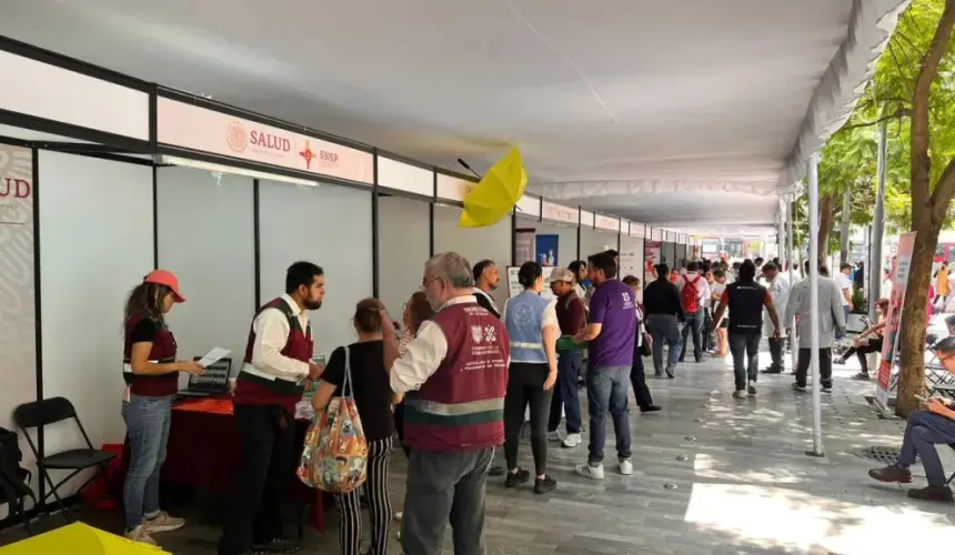 Personal de la Feria de la Salud de la CDMX atendiendo a la población. 