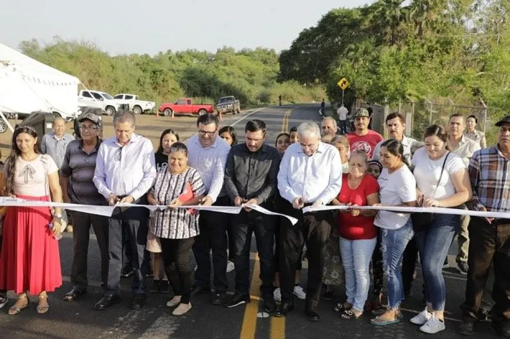El gobernador de Sinaloa, Rubén Rocha Moya inauguró la obra de pavimentación del camino que conduce de Mezquitita a La Noria, en Culiacán. Foto: Cortesía
