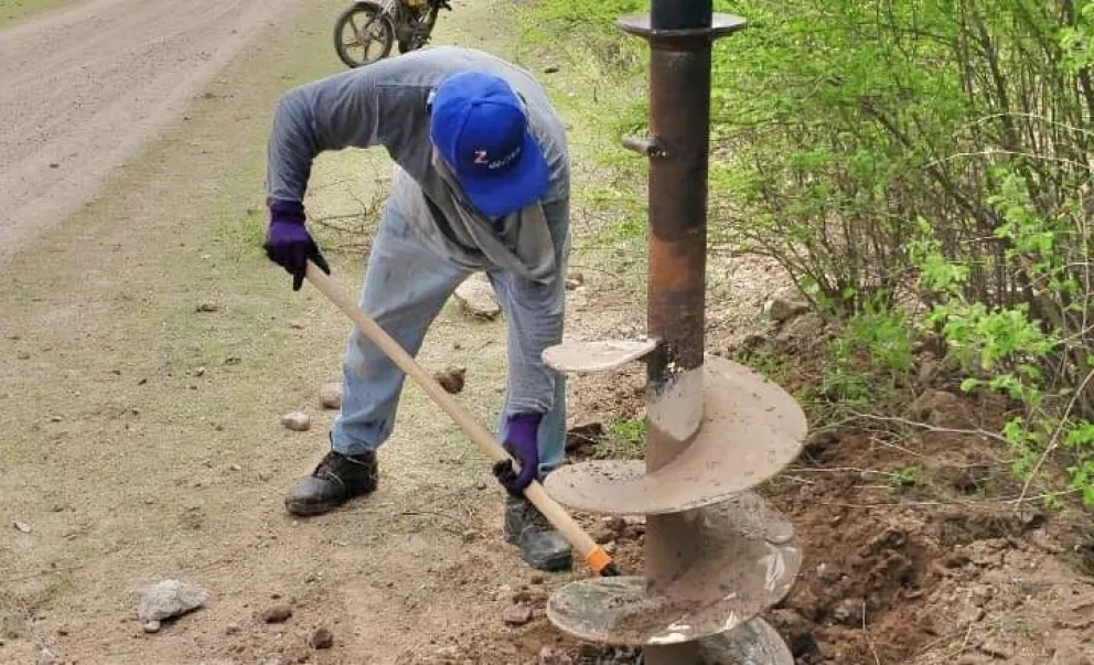 Trabajos de ampliación de red eléctrica para el poblado de El Reparo y El Sabinito, en El Fuerte. Foto: Cortesía