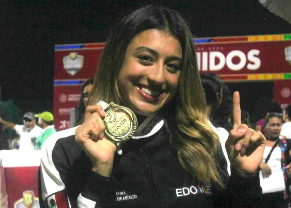 Karla Ximena Serrano muestra su medalla de oro.