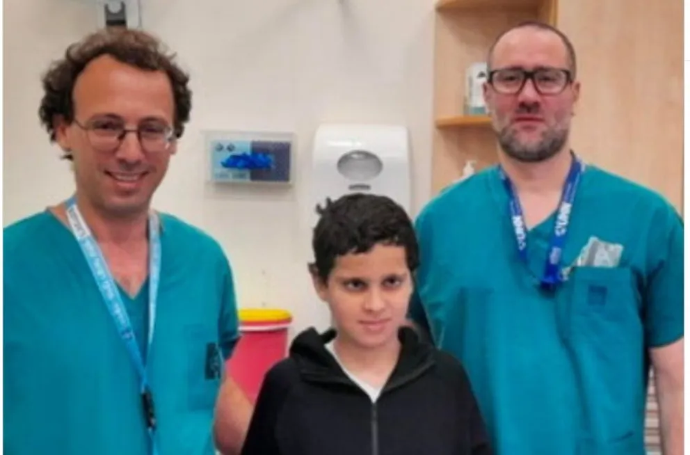 En la imagen aparece el menor que sufrió el accidente y fue intervenido por cirujanos de Israel.