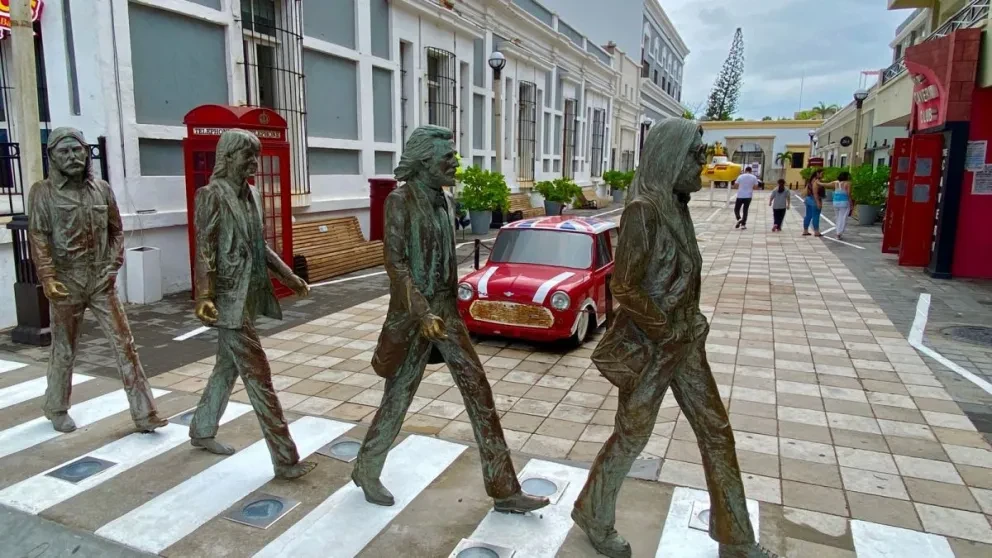 Mazatlán. El emblemático vehículo del Callejón Liverpool quedó completo de nuevo.