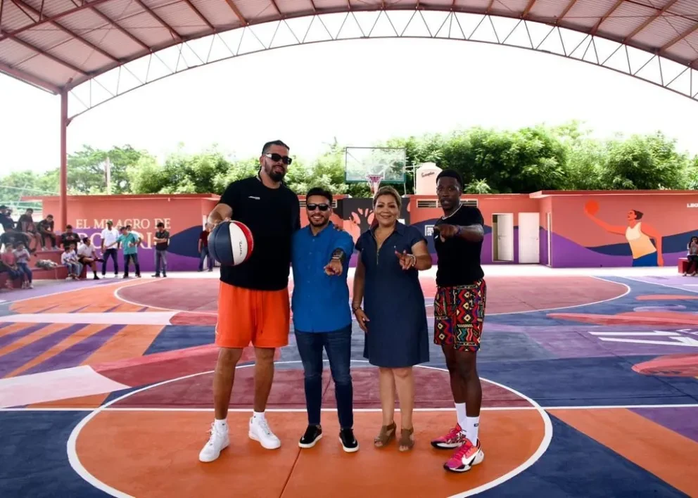Entregan remodelación de cancha en honor al primer jugador mexicano en llegar a la NBA en Rosario.