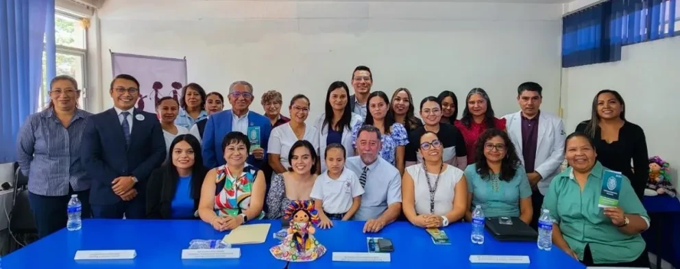 Presentación en Querétaro de la primera cartilla de vacunación en sistema braille en México Foto: Cortesía