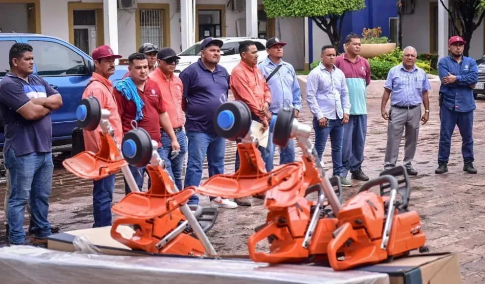 La entrega del equipamiento nuevo a la dirección de Servicios Públicos del municipio de Mazatlán. Foto: Cortesía
