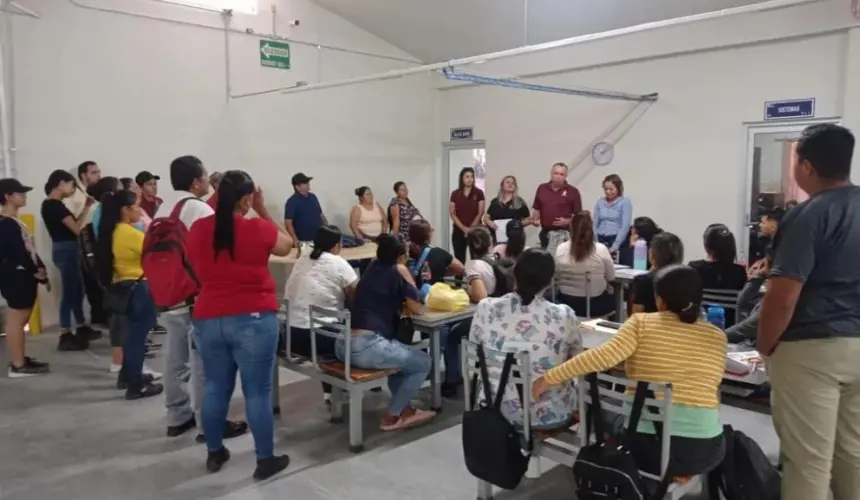 Escuinapenses acuden a solicitar trabajo en la empresa japonesa, Sumitomo-ATR, que ya se instaló en el municipio del sur de Sinaloa.