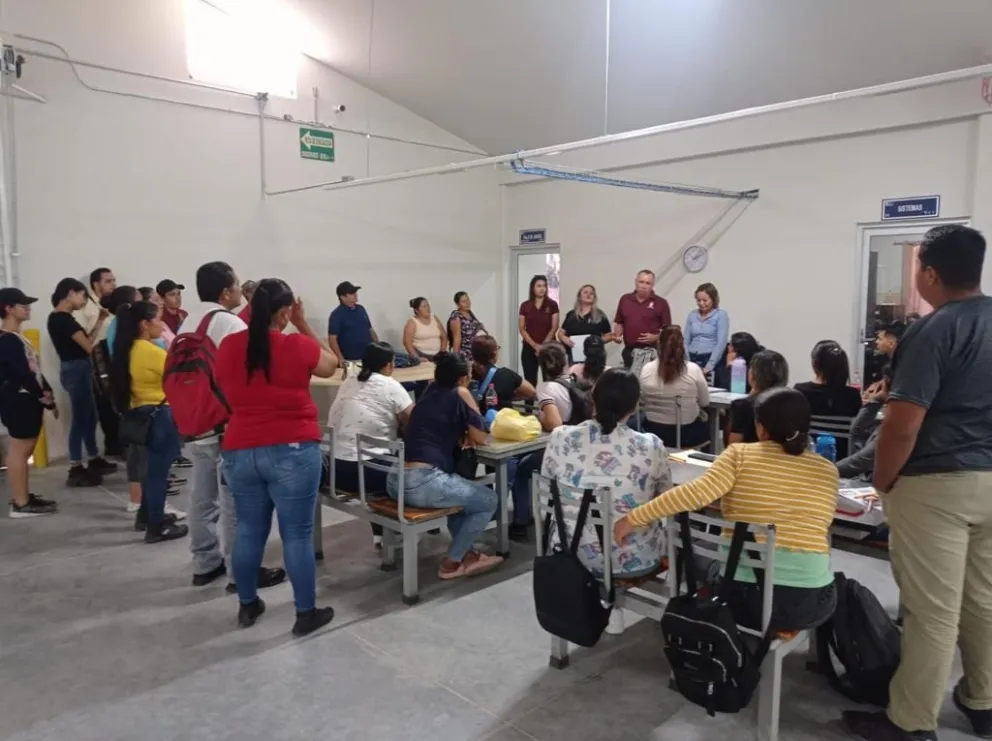 Escuinapenses acuden a solicitar trabajo en la empresa japonesa, Sumitomo-ATR, que ya se instaló en el municipio del sur de Sinaloa.