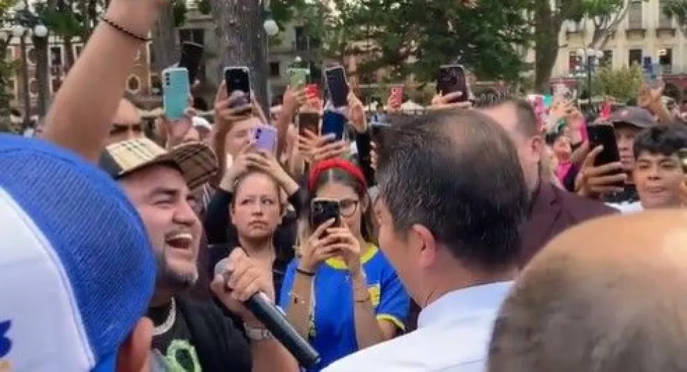 El Mimoso visitó el Zócalo de Puebla y regaló boletos para su concierto