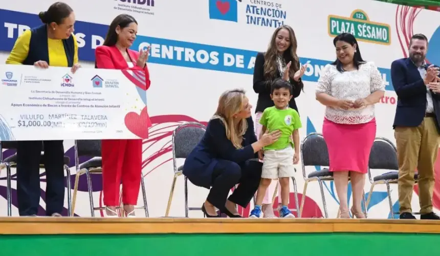 La gobernadora de Chihuahua, Maru Campos, encabeza la ceremonia de la entrega de las 3 mil 500 becas a niños. Foto: Cortesía