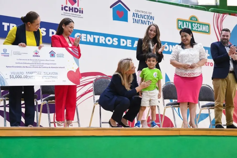 La gobernadora de Chihuahua, Maru Campos, encabeza la ceremonia de la entrega de las 3 mil 500 becas a niños. Foto: Cortesía