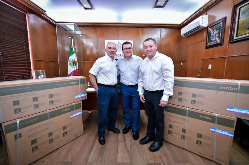 En Mazatlán empresario Fernando Valdez regala dos minisplit al Archivo Municipal