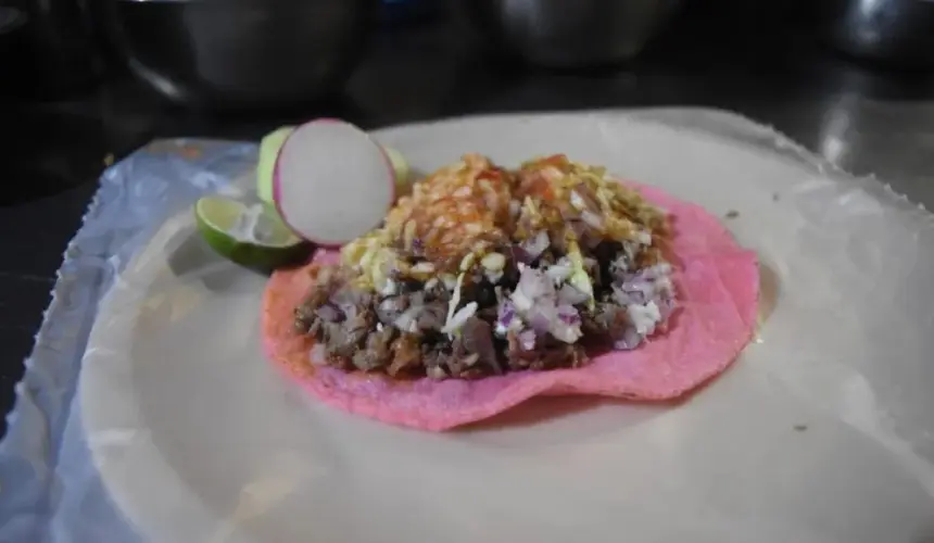 Tacos rosas de carne asada al estilo de Barbie disponibles en Culiacán. Foto: Cortesía