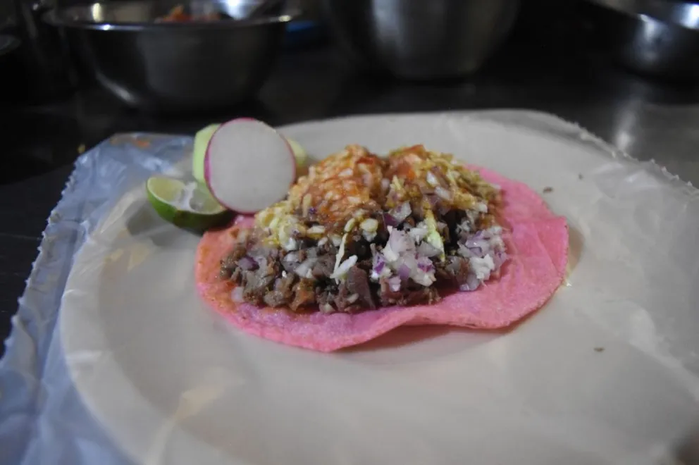 Tacos rosas de carne asada al estilo de Barbie disponibles en Culiacán. Foto: Cortesía