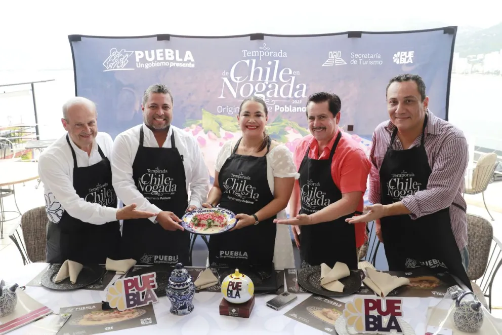 Poblanos se van hasta Guerrero para promocionar la temporada de chiles en Nogada