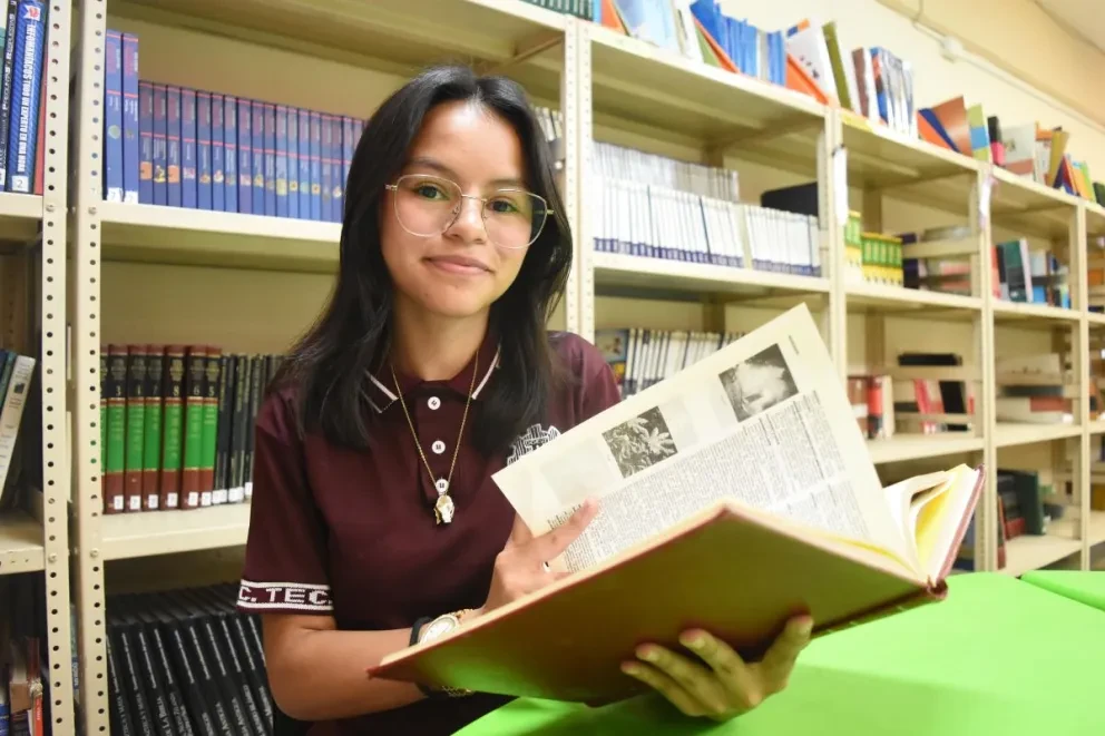 Entre páginas y emociones, Danna Monserrath es una cuentacuentos